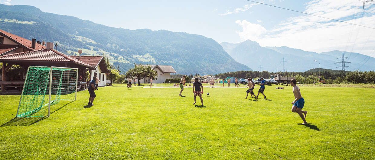 Fußballplatz von Outdoor-Refugio in Tirol
