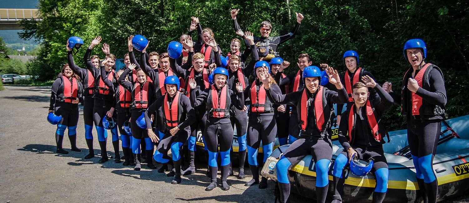 Rafting-Gruppe vor den Schlaubooten im Ötztal